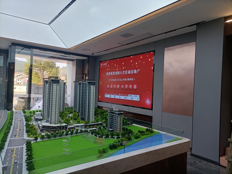 如今，在劍閣萬(wàn)君佳城房地產(chǎn)售樓處，P2室內(nèi)LED顯示屏憑借優(yōu)越的可視性和強(qiáng)烈的視覺(jué)沖擊力，成為售樓處宣傳的得力助手。